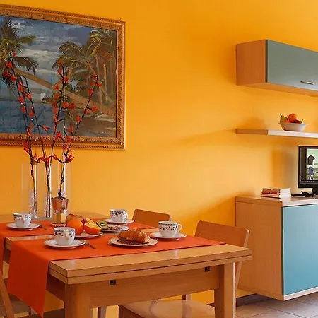 斯比亚加尔多罗公寓式酒店 4* 代森扎诺-德尔加达